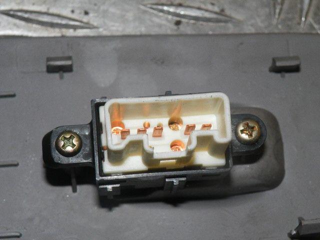 Кнопка стеклоподъемника переднего правого BNN88C Mazda Premacy купить в магазине запчастей бу