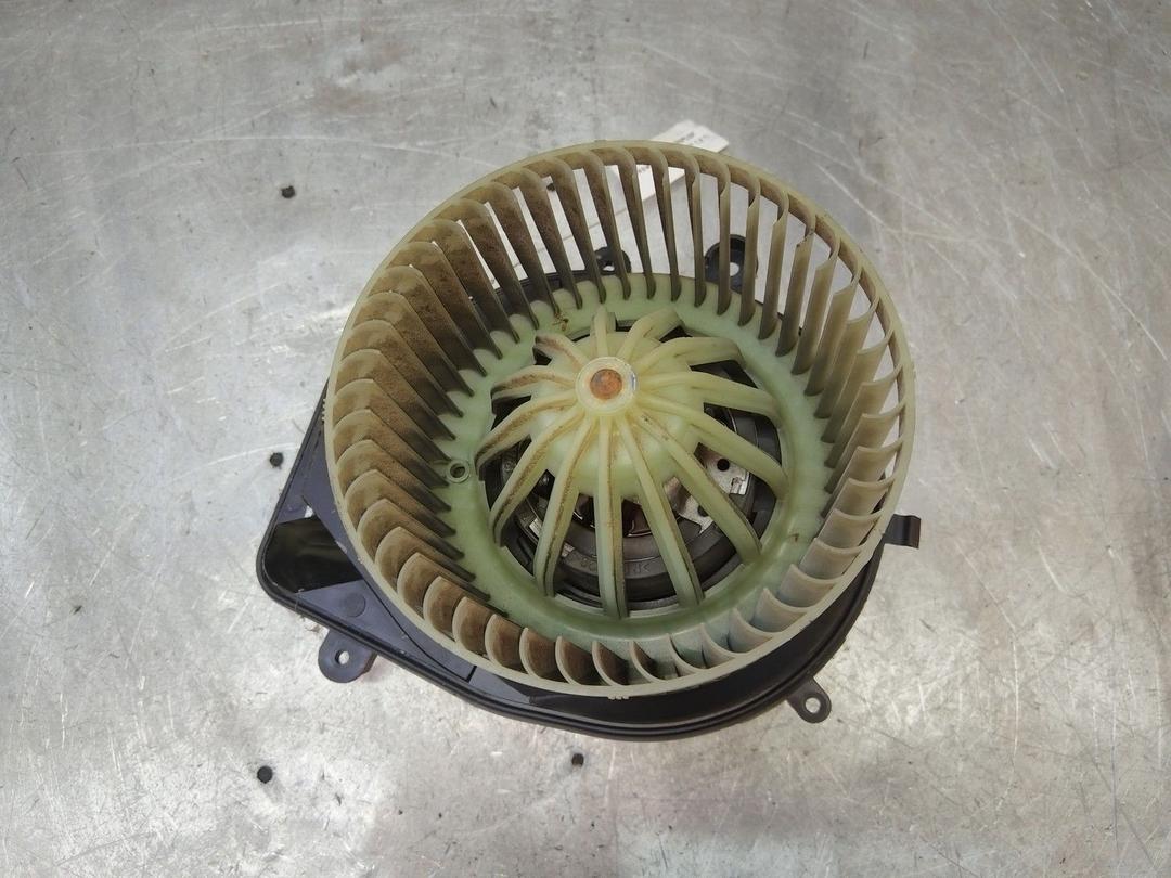 Моторчик печки 8NPU8F Volkswagen Passat