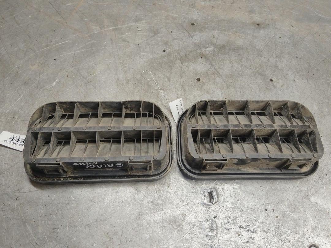 Решетка вентиляции кузова 2DA3EK Ford Galaxy - Фото 2