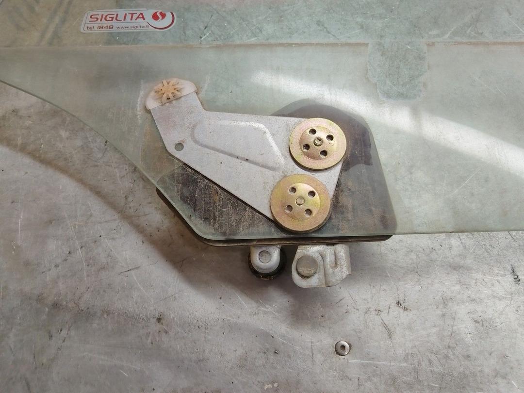 Стекло двери задней правой 0F5BEF купить в магазине запчастей бу