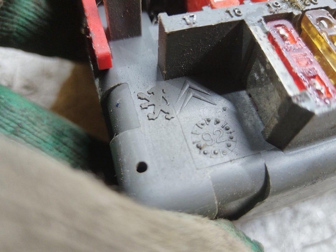 Блок предохранителей D1VOUL Peugeot 405 купить на авторазборке