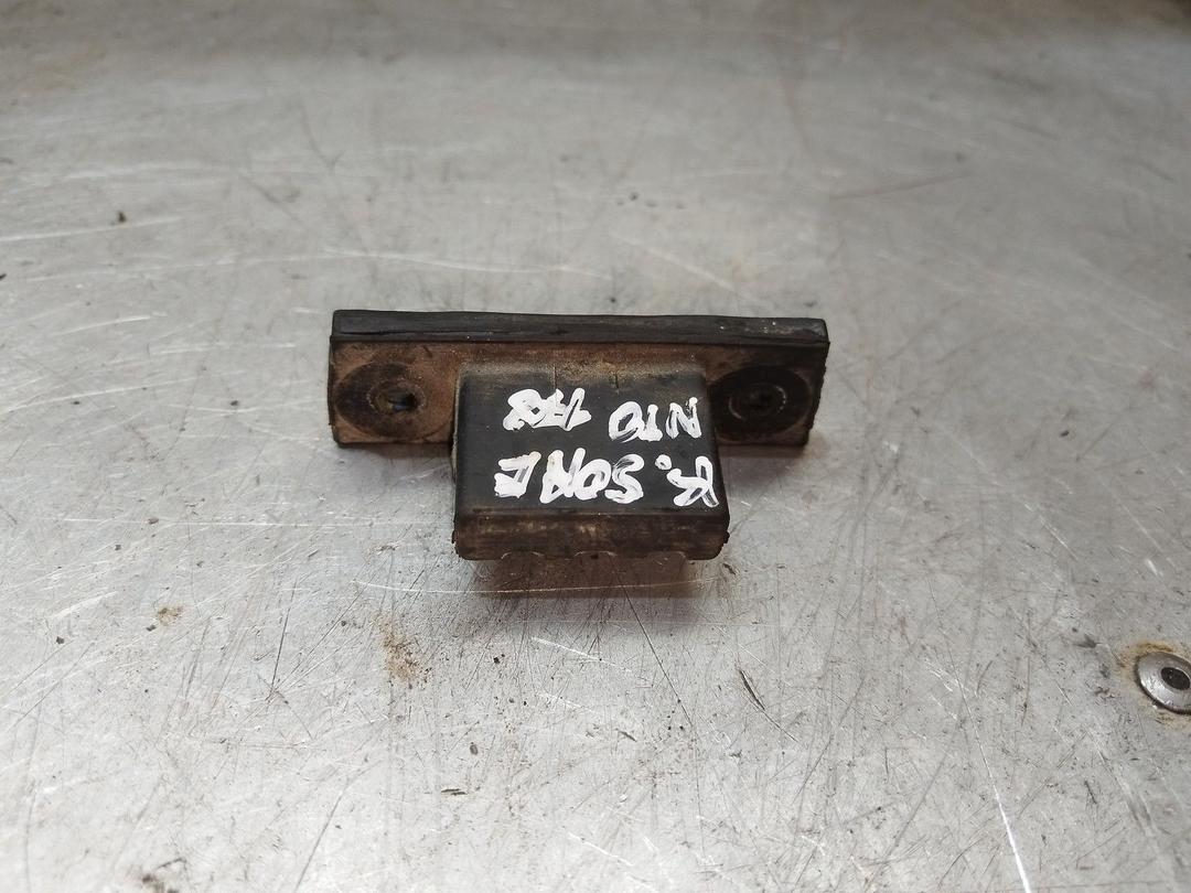 Отбойник крышки багажника 42IE6M Kia Sorento - Фото 3