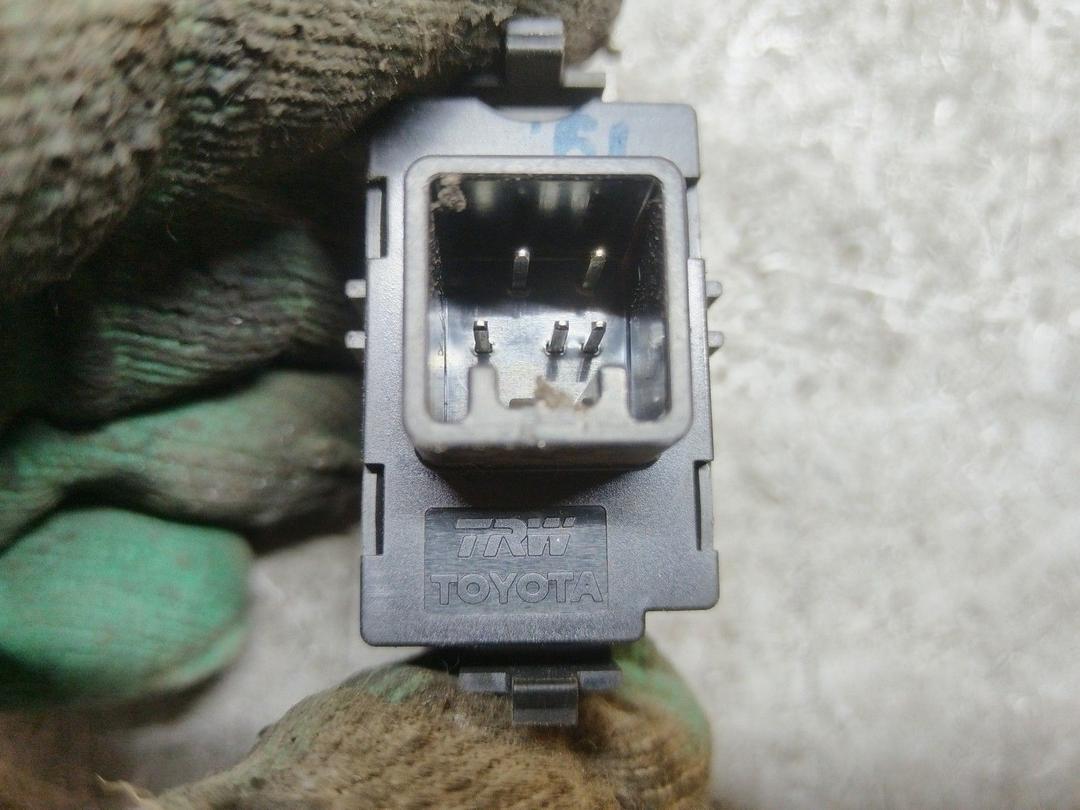 Кнопка стеклоподъемника переднего правого BY848Y Toyota Corolla Verso купить в магазине запчастей бу