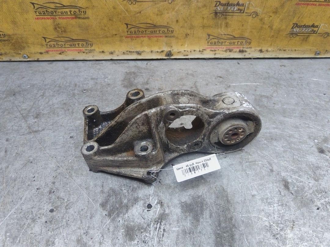 Кронштейн полуоси V5F4A2 Peugeot 306