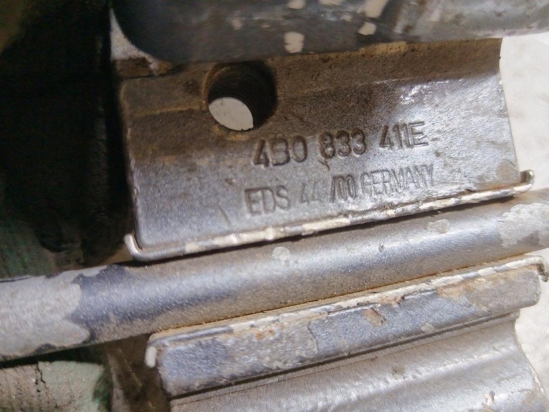 Петля двери задней левой R1RAX5 Audi A4 купить в магазине запчастей бу