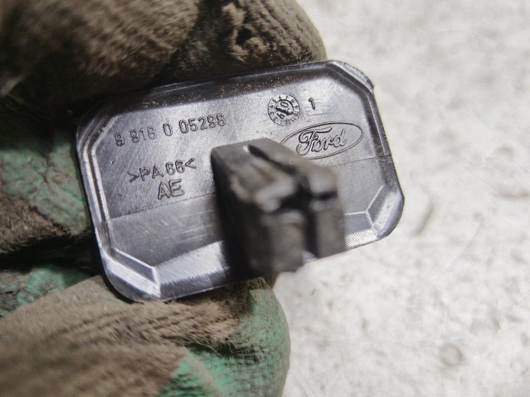 Крепление шторки двери YVL7Q3 Ford Galaxy купить в магазине запчастей бу