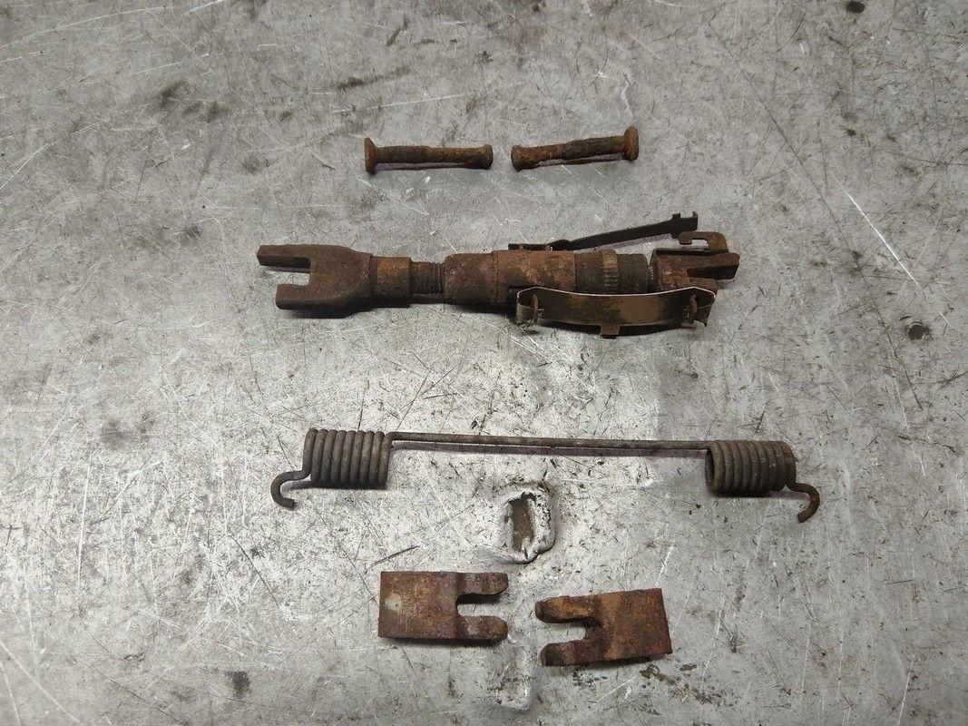 Механизм развода задних тормозных колодок правый 1J9GYA Ford Tourneo Connect