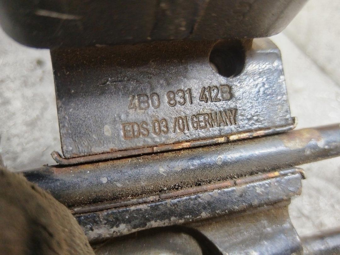 Петля двери передней правой R9063D Volkswagen Golf купить в магазине запчастей бу