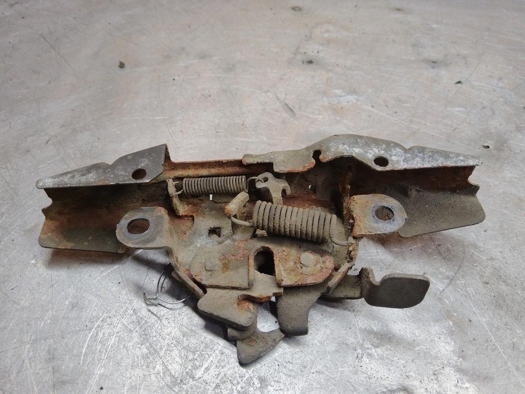 Замок капота Y9EYJ3 Toyota Corolla купить