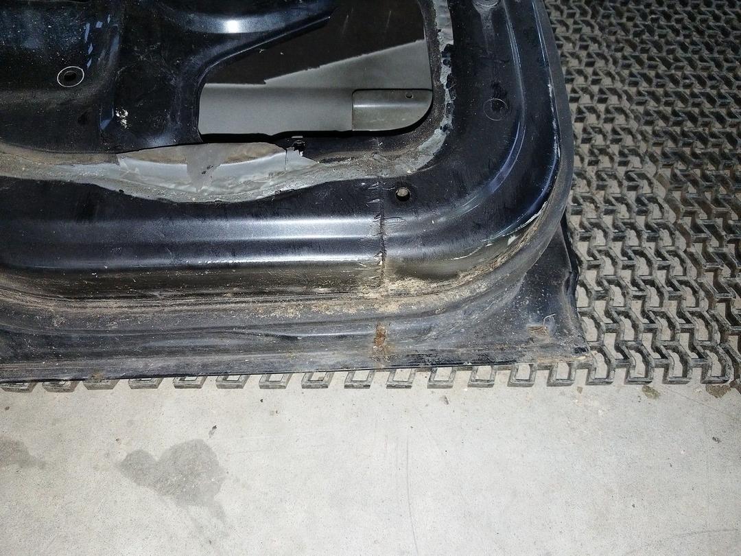 Дверь задняя левая VEJ98X Mitsubishi Carisma купить в магазине запчастей бу