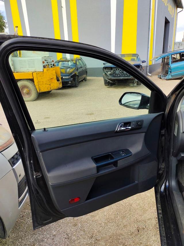 Обшивка двери передней левой (дверная карта) 95ZH85 Volkswagen Polo