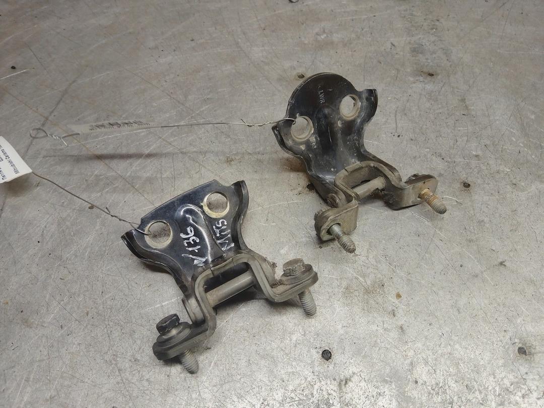 Петля двери задней правой 0JAF67 Mitsubishi Carisma купить