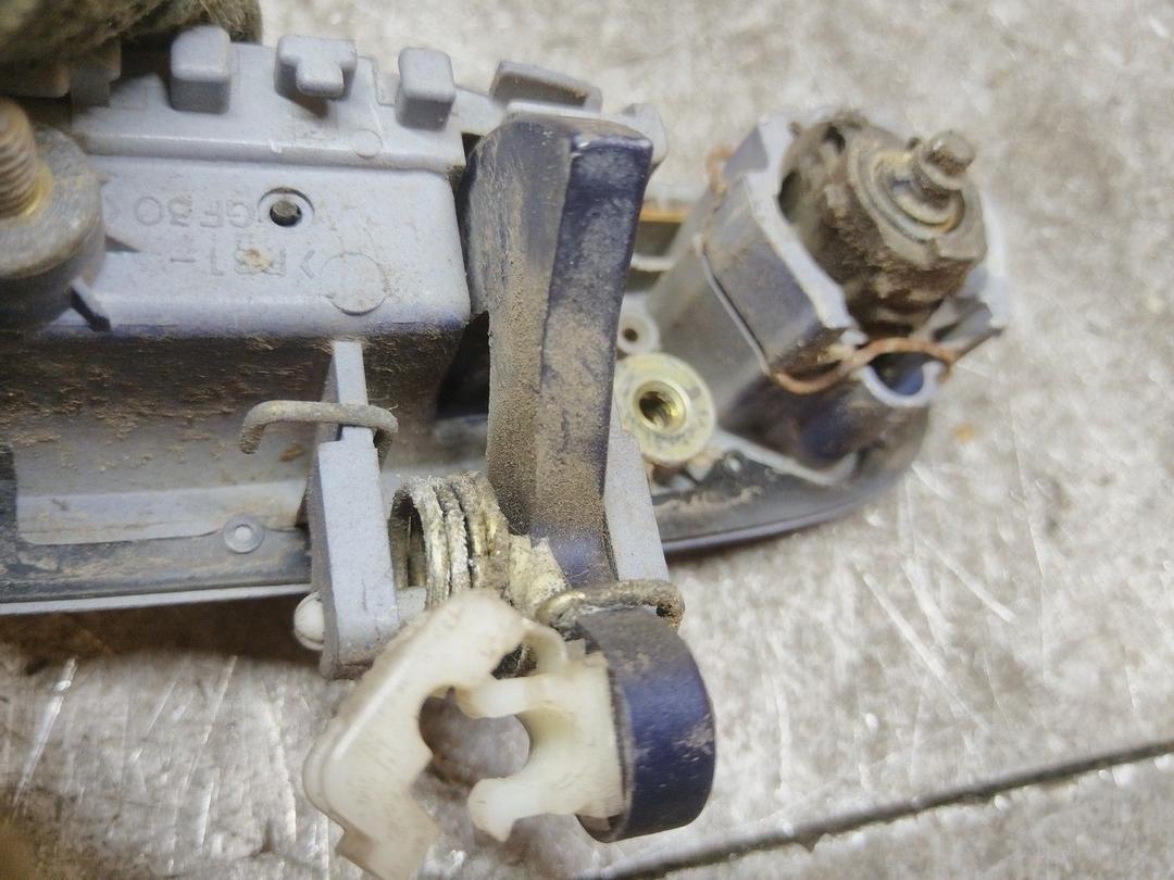 Ручка наружная передняя левая 0PS9EW Mazda Premacy купить в магазине запчастей бу