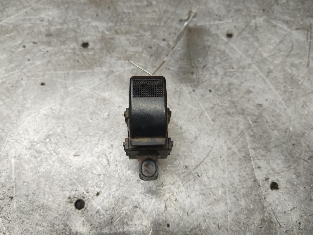 Кнопка стеклоподъемника заднего правого X7UAV8 Mazda Premacy