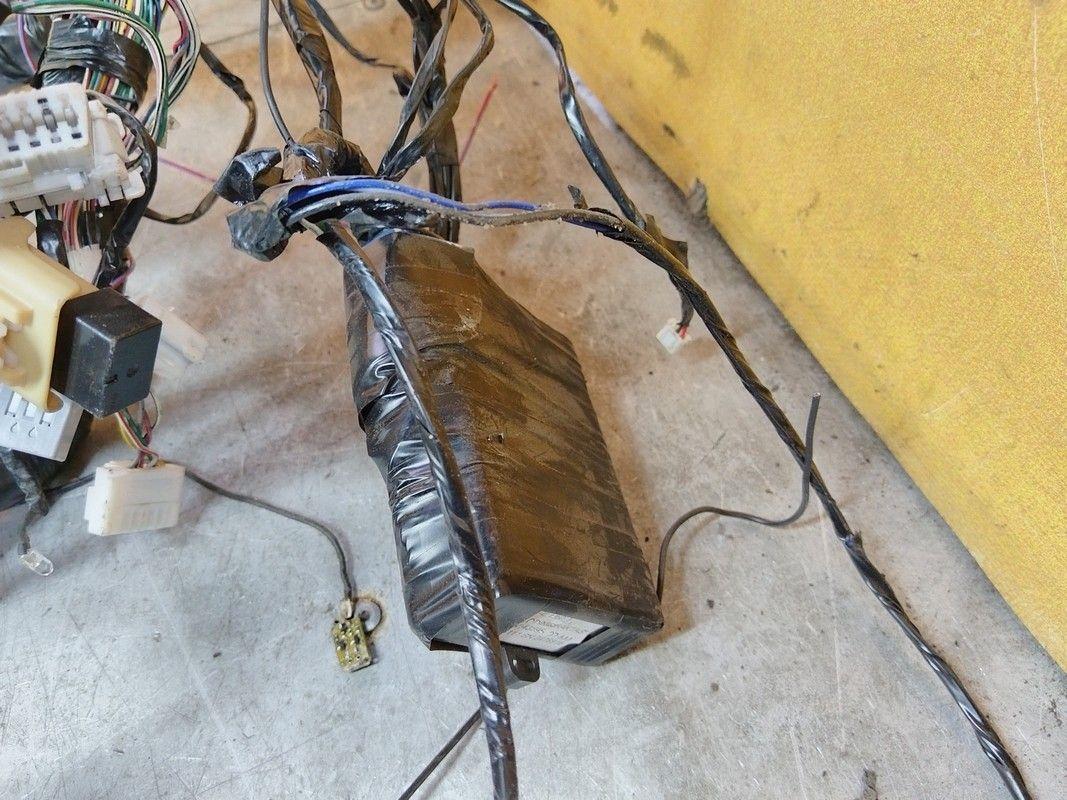 Проводка салона AQ2K7U Toyota Avensis Verso - Фото 26