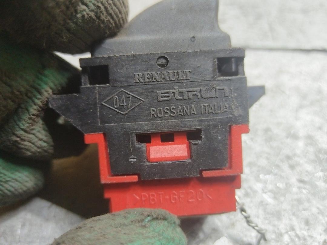 Кнопка стеклоподъемника заднего левого TZXS1Q Renault Laguna купить на авторазборке