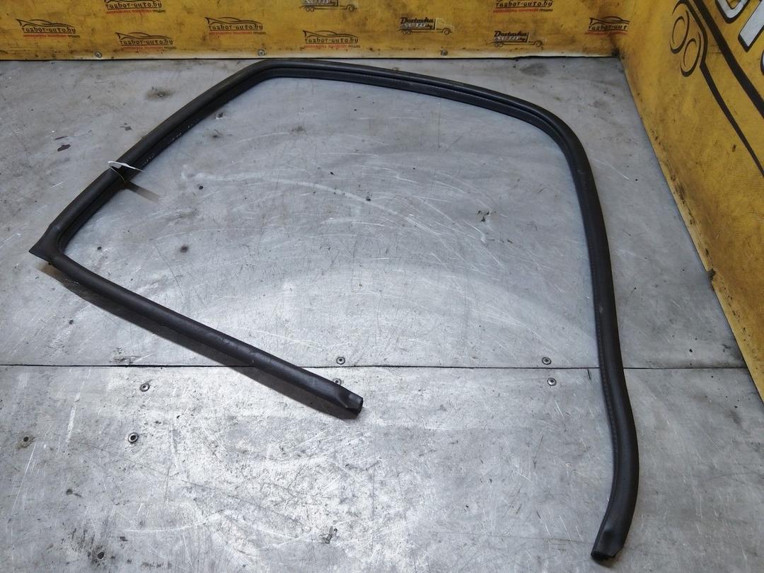 Уплотнитель двери задней левой 7PVU3Q Volvo V40