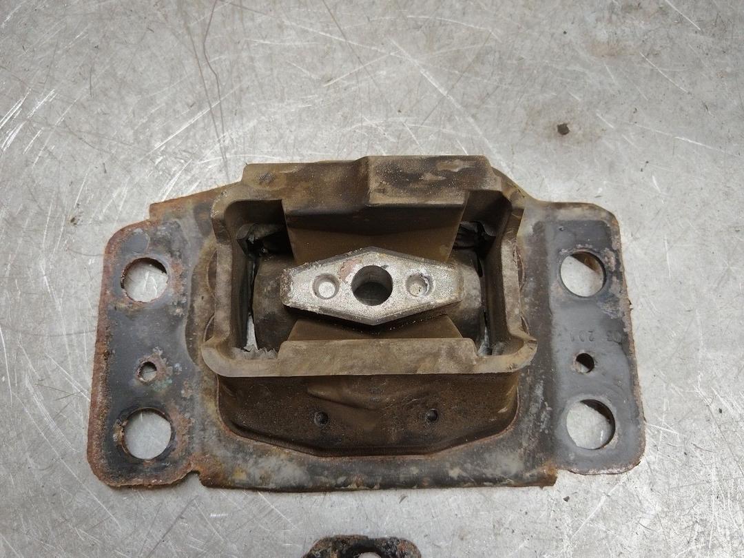 Подушка крепления КПП JQ4XW3 Ford Fusion купить с доставкой