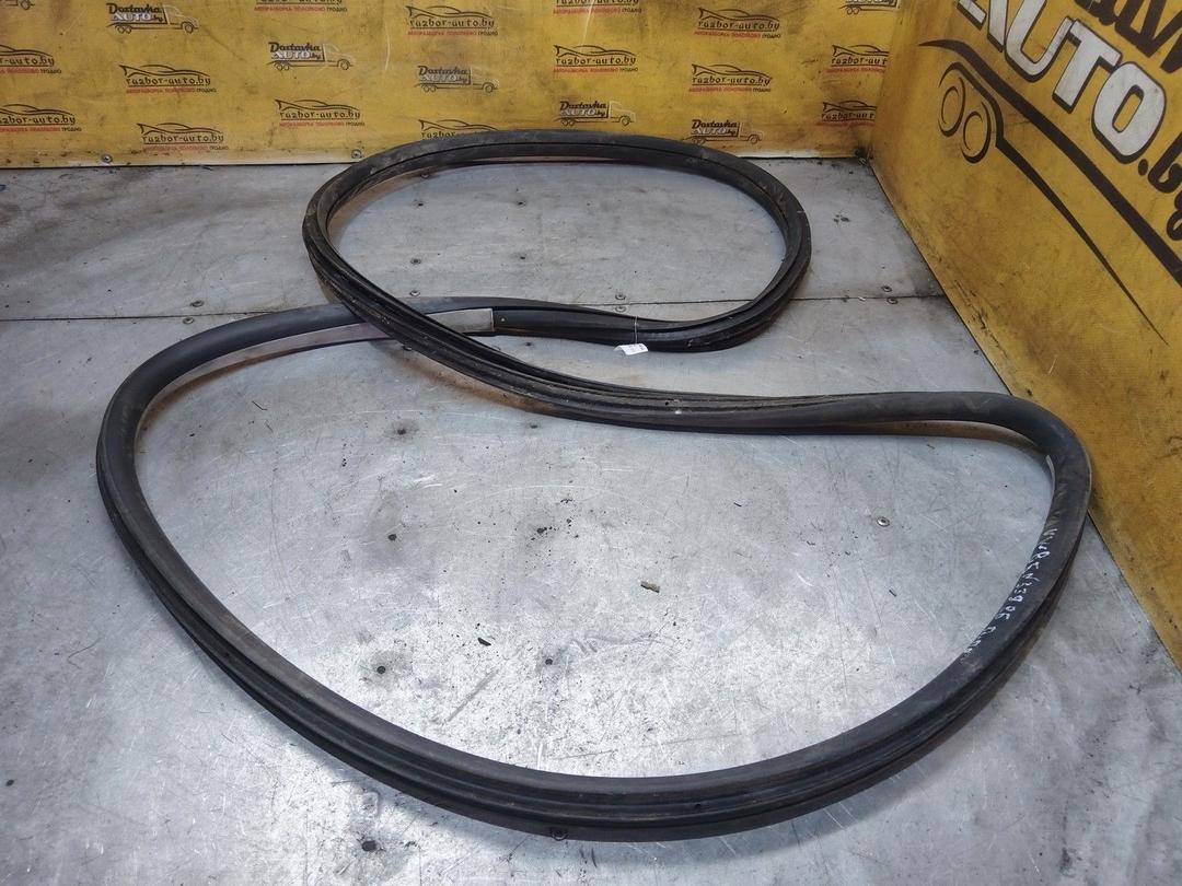 Уплотнитель двери передней правой 5H3S55 Volkswagen Passat