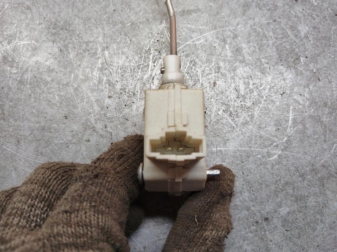 Электропривод запирания лючка топливного бака 0U4RB3 Audi A6 - Фото 4