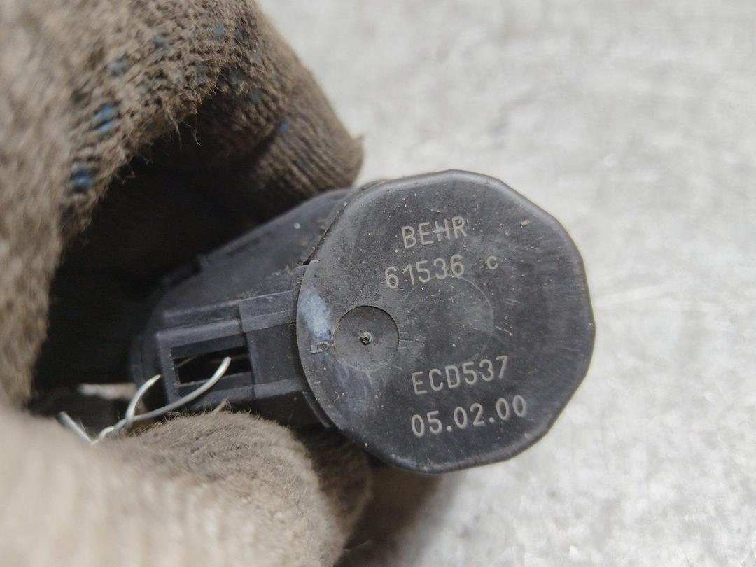 Моторчик заслонки печки 98XRU2 Renault Laguna купить в магазине запчастей бу