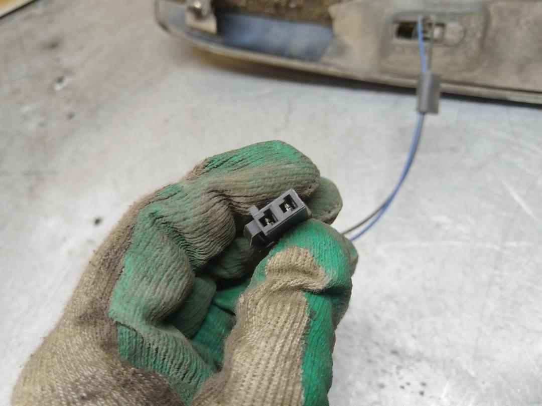 Накладка подсветки номера FJ6P8Q Renault Scenic купить в магазине запчастей бу