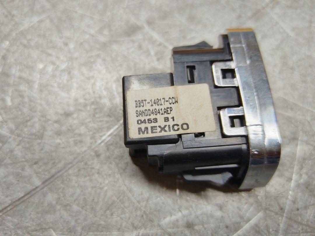 Кнопка центрального замка 6LLKO9 Ford Fusion купить в магазине запчастей бу