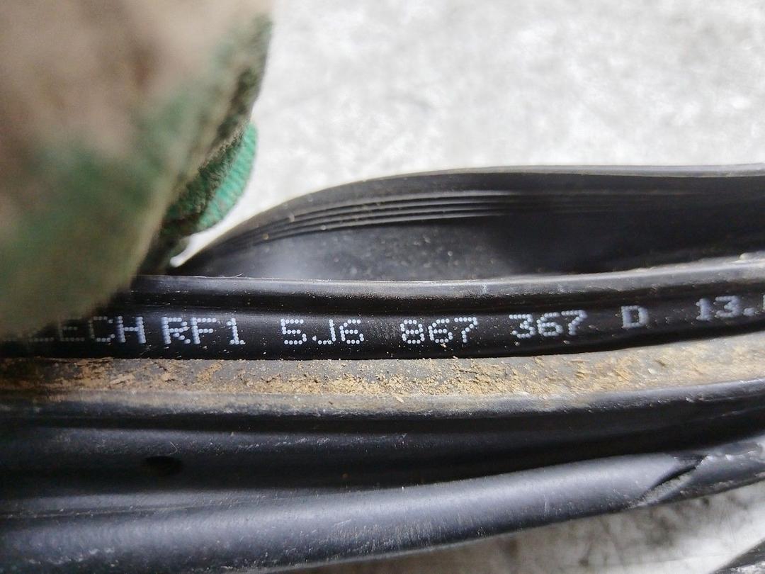 Уплотнитель двери задней правой 0JP790 Skoda Fabia купить на авторазборке