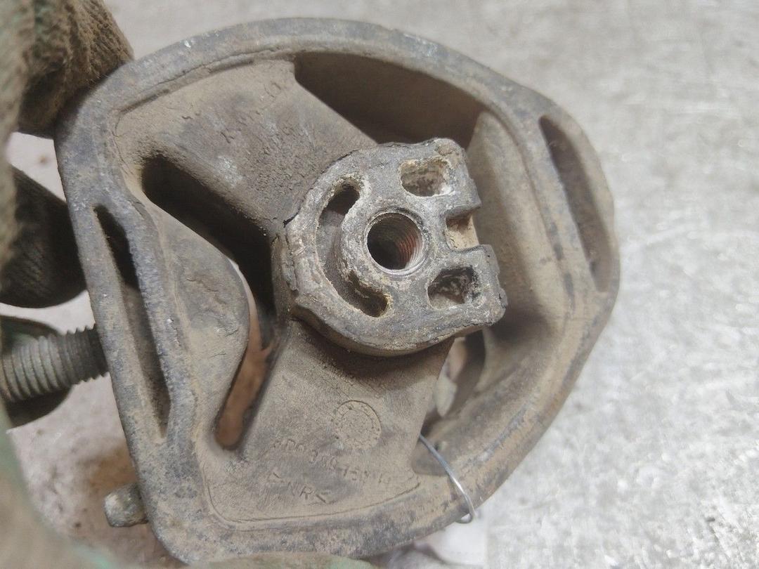 Подушка крепления КПП OO4I87 Volkswagen Passat - Фото 4