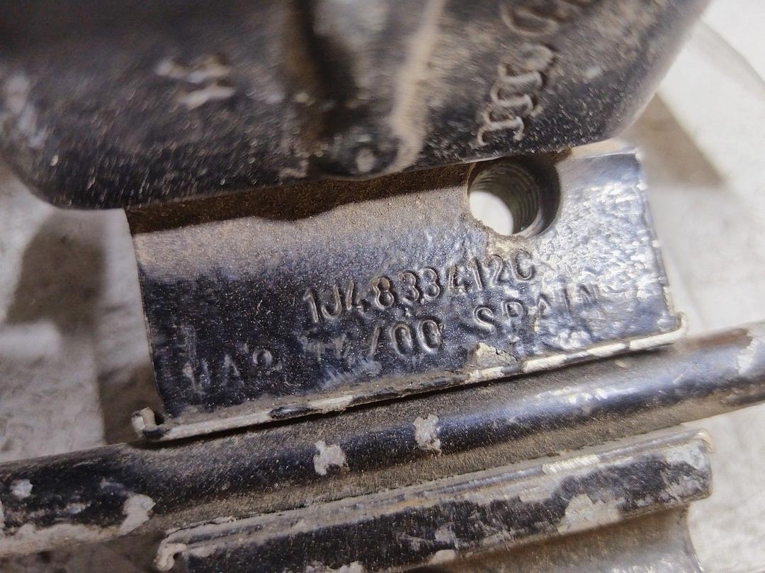 Петля двери задней правой RM8WK5 Volkswagen Golf купить в магазине запчастей бу