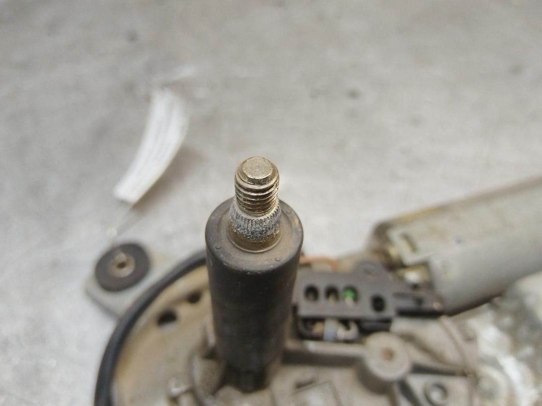 Моторчик заднего стеклоочистителя (дворника) E08NS3 Mitsubishi Carisma - Фото 2