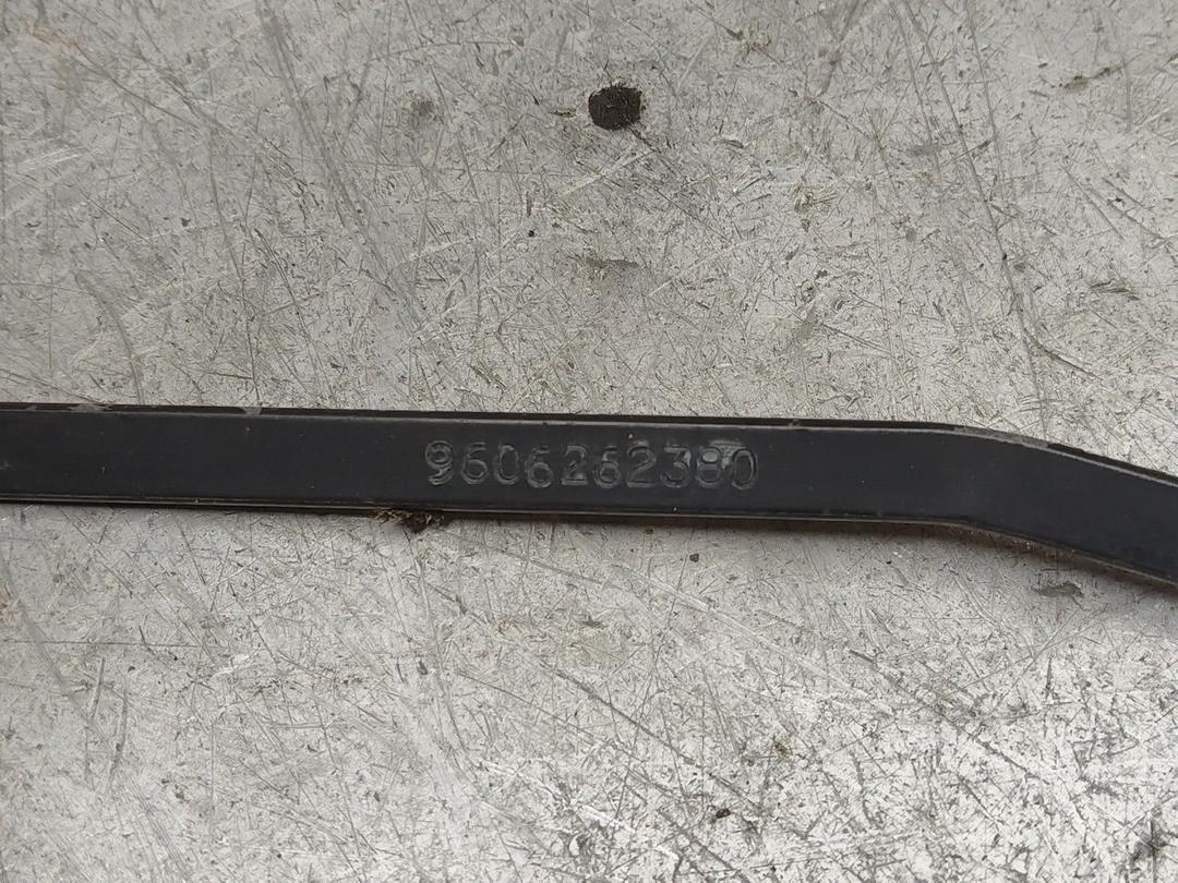 Щеткодержатель (поводок стеклоочистителя, дворник) S0G35M Citroen Saxo купить в магазине запчастей бу