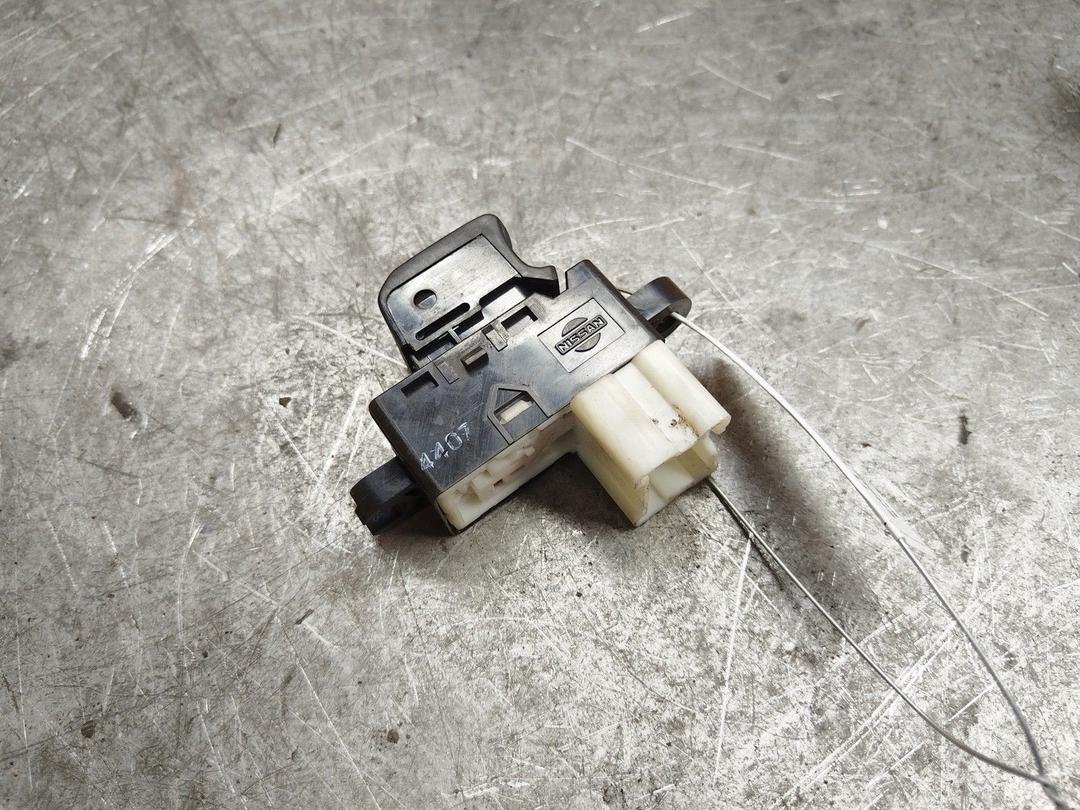 Кнопка стеклоподъемника переднего правого N7R8H6 Nissan Micra купить