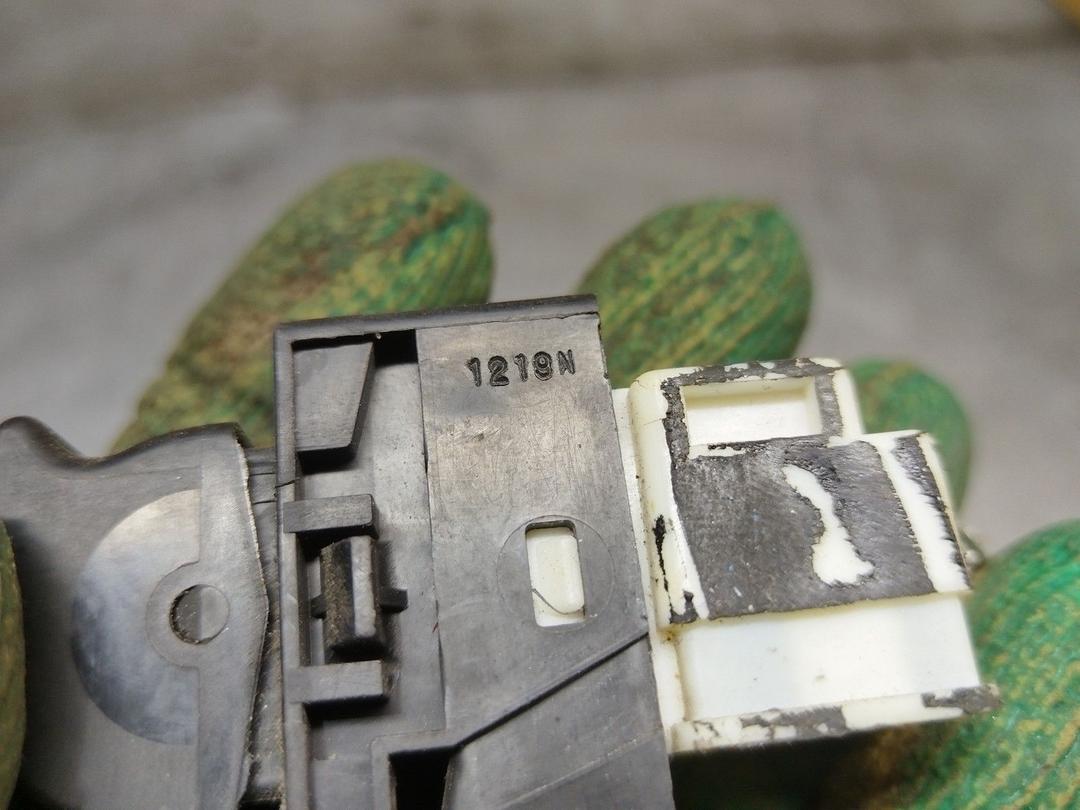 Кнопка стеклоподъемника переднего правого TF3JZ1 Subaru Forester купить в магазине запчастей бу