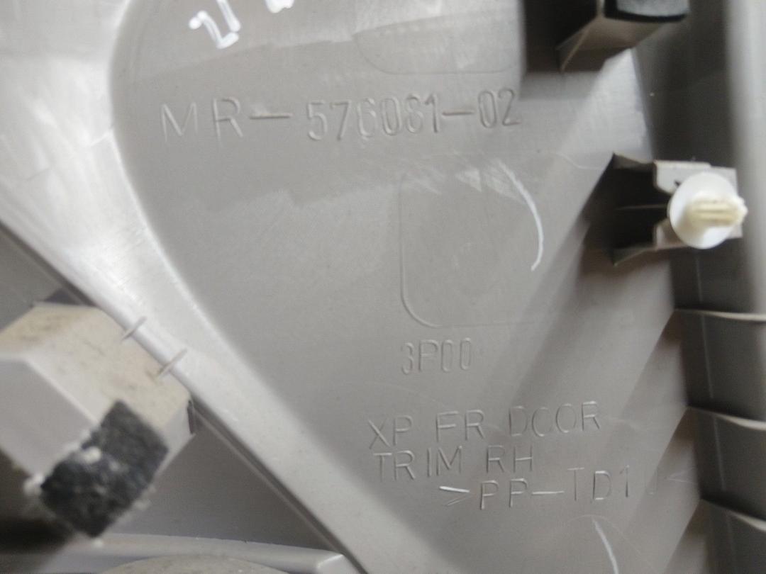 Обшивка двери передней правой (дверная карта) 23857Q Mitsubishi Grandis undefined