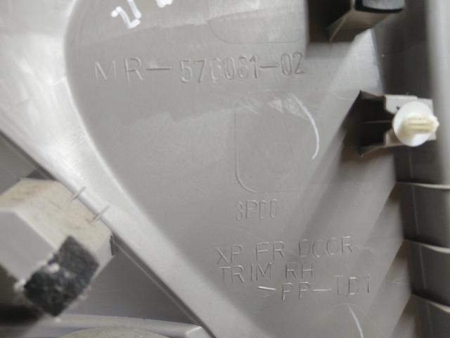 Обшивка двери передней правой (дверная карта) 23857Q Mitsubishi Grandis undefined