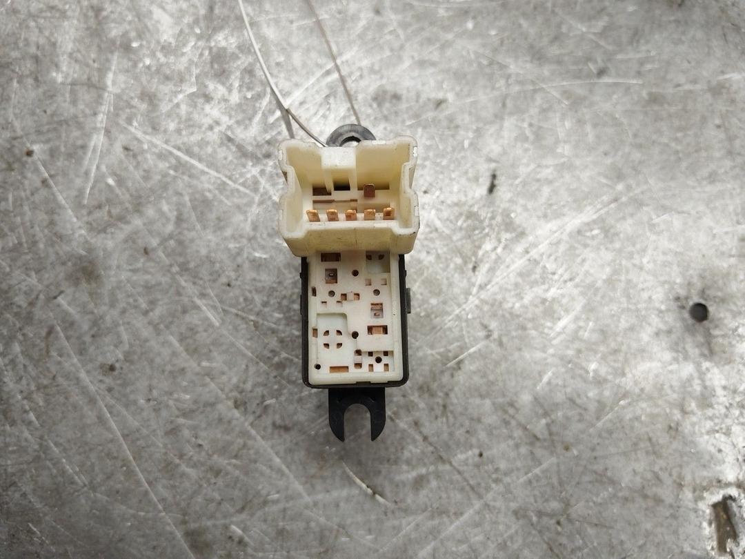 Кнопка стеклоподъемника переднего правого N7R8H6 Nissan Micra купить с доставкой