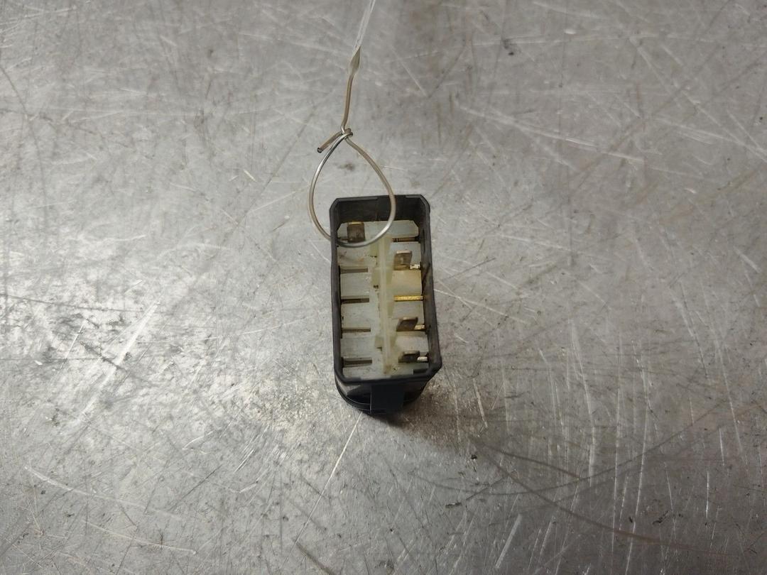 Кнопка антипробуксовочной системы 6UF1P8 Mercedes Sprinter купить с доставкой