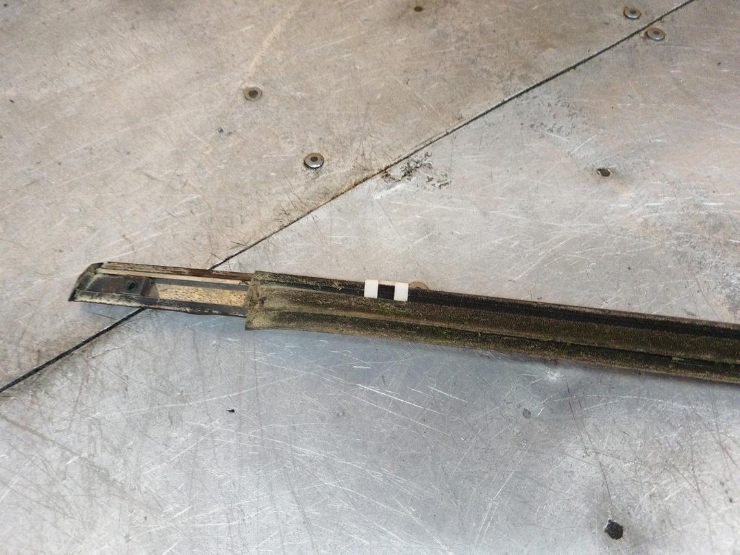 Молдинг стекла двери передней правой наружный 2K5V58 Nissan Almera купить в магазине запчастей бу