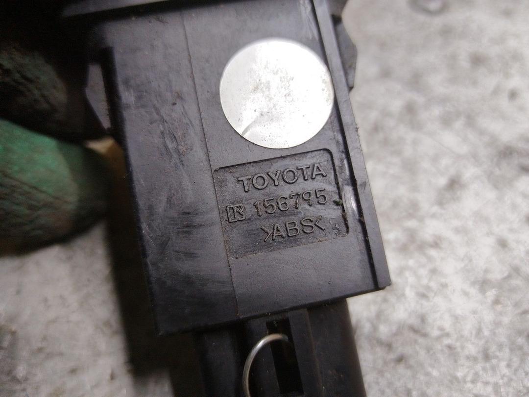 Кнопка открытия лючка топливного бака TGLPYY Toyota Avensis купить в магазине запчастей бу