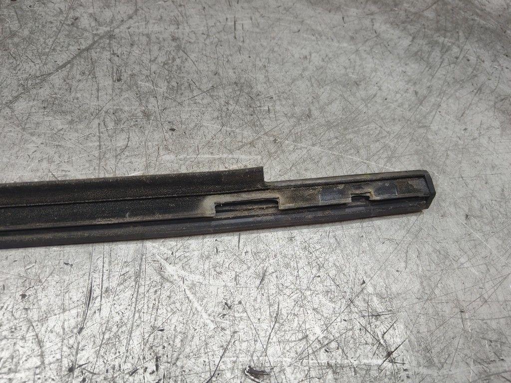 Молдинг стекла двери задней левой наружный I3LQ3G Mercedes A W168 - Фото 4