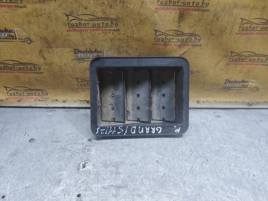 Решетка вентиляции кузова 8G1YKE Mitsubishi Grandis купить