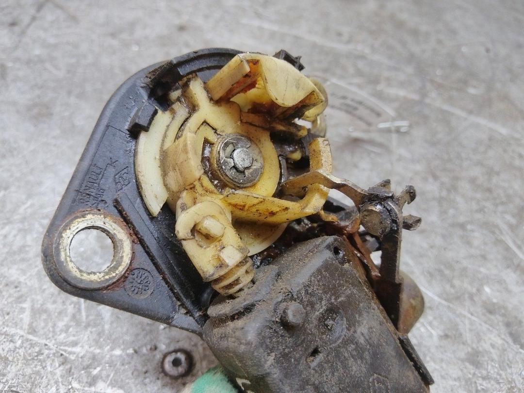 Кнопка открытия багажника SKWA3Y Renault Laguna купить на авторазборке