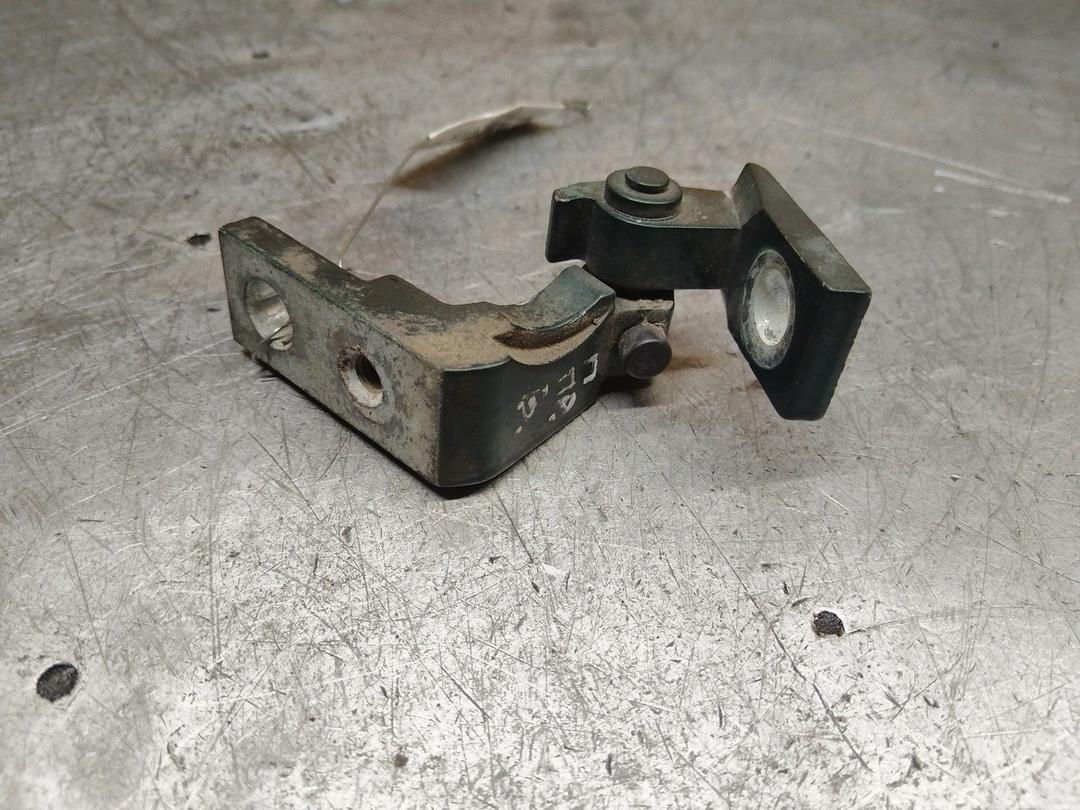 Петля двери передней правой 1VFI9O Volkswagen Passat