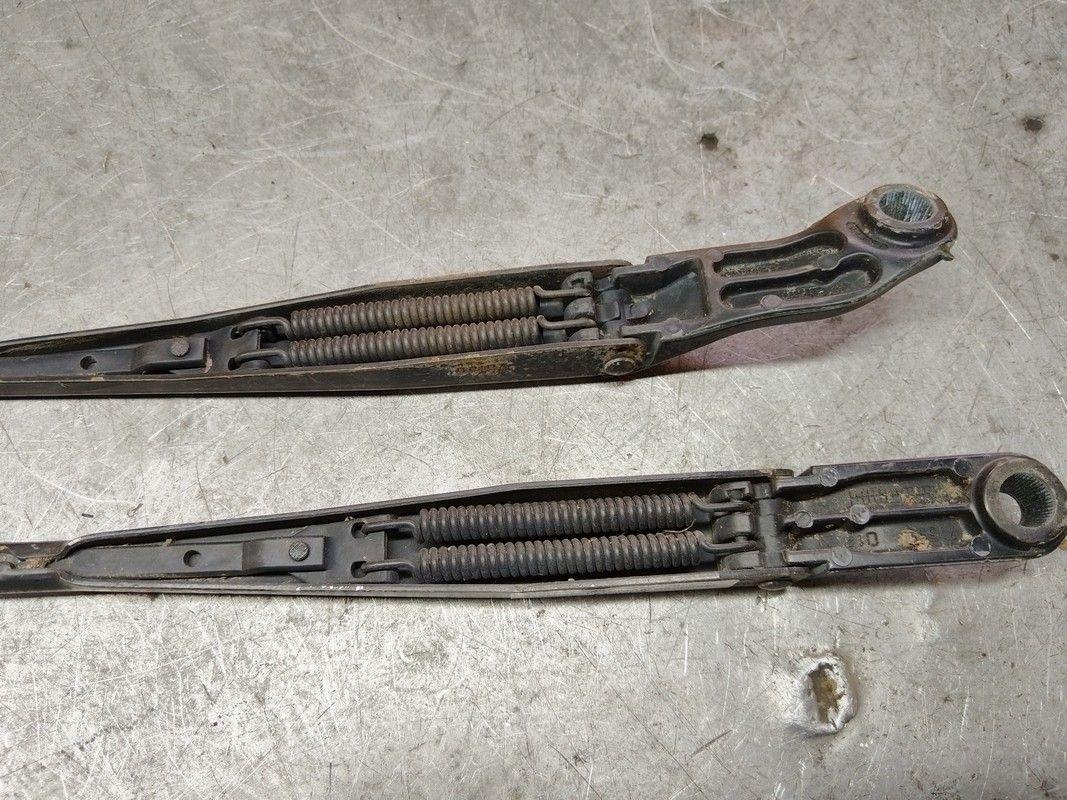 Щеткодержатель (поводок стеклоочистителя, дворник) PY2GLO Peugeot 406 купить с доставкой