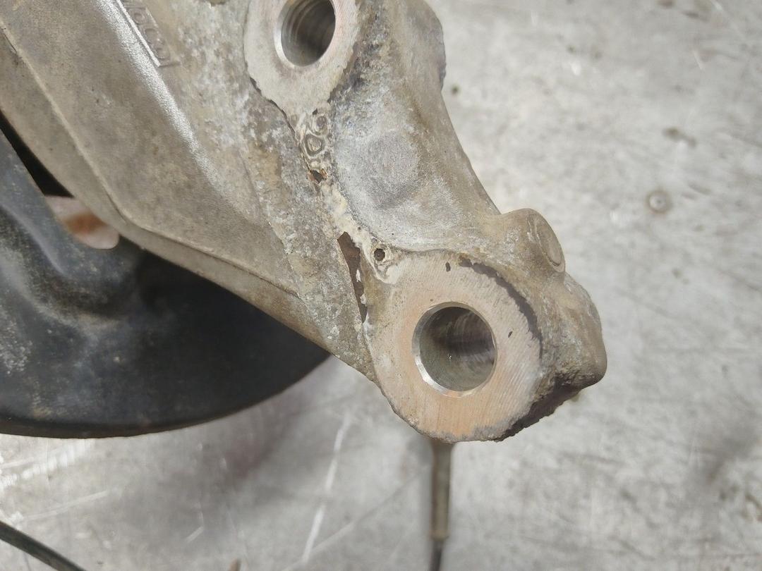 Кулак поворотный правый XE65ID Ford Fusion undefined