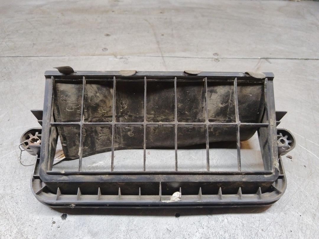 Решетка вентиляции кузова O6SM9F Peugeot 406 купить с доставкой