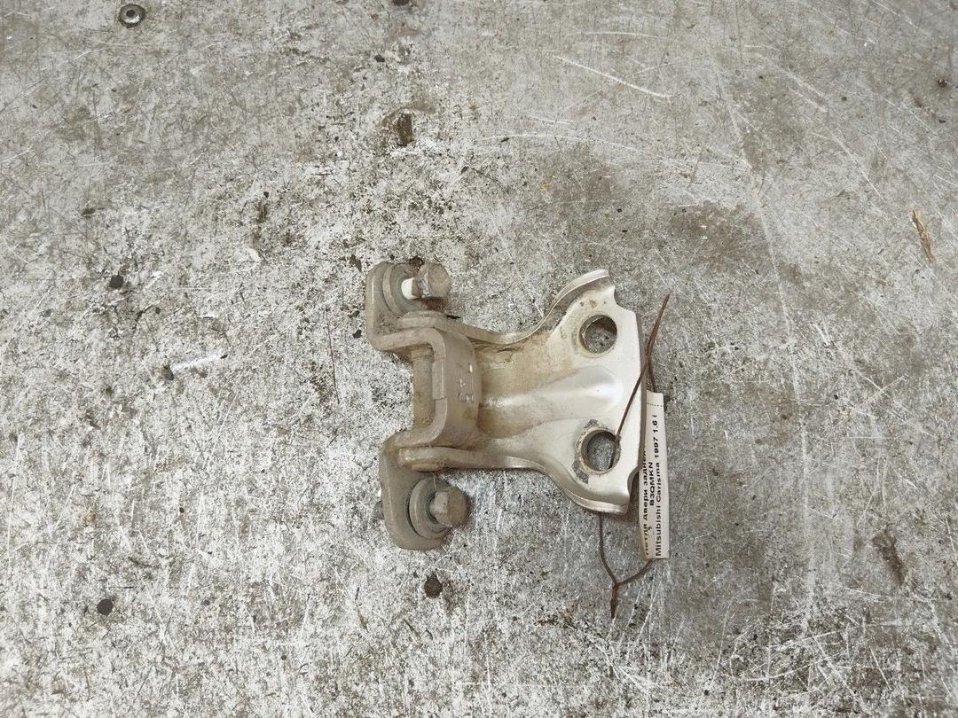 Петля двери задней левой B3QMKN Mitsubishi Carisma купить в магазине запчастей бу