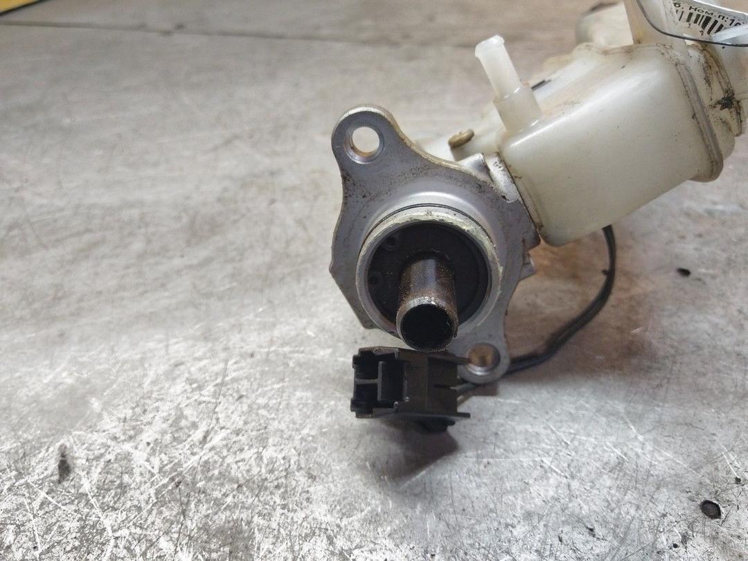 Цилиндр тормозной главный H1A239 Mazda Premacy - Фото 3