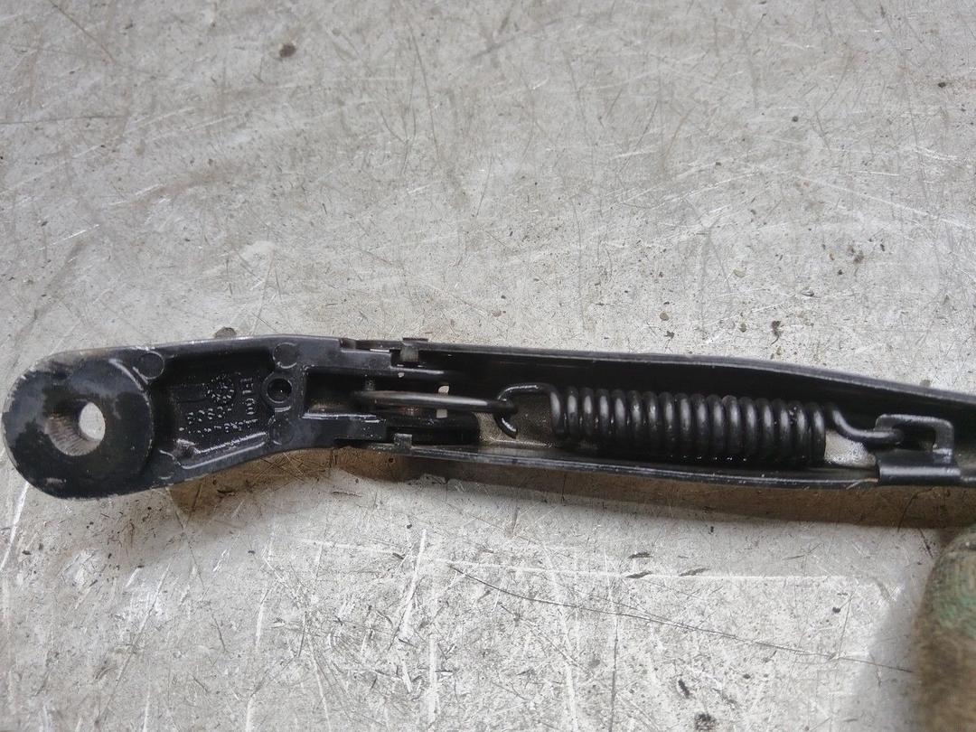 Щеткодержатель (поводок стеклоочистителя, дворник) 75R0I0 Volkswagen Passat купить с доставкой